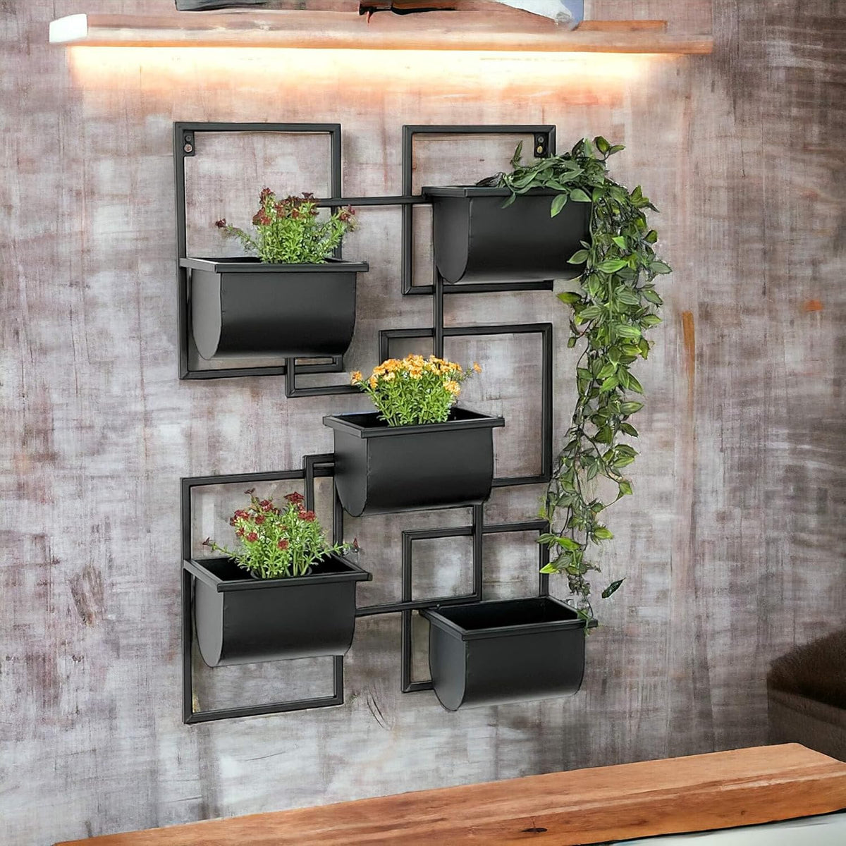 Modernes Pflanzenregal für die Wandmontage