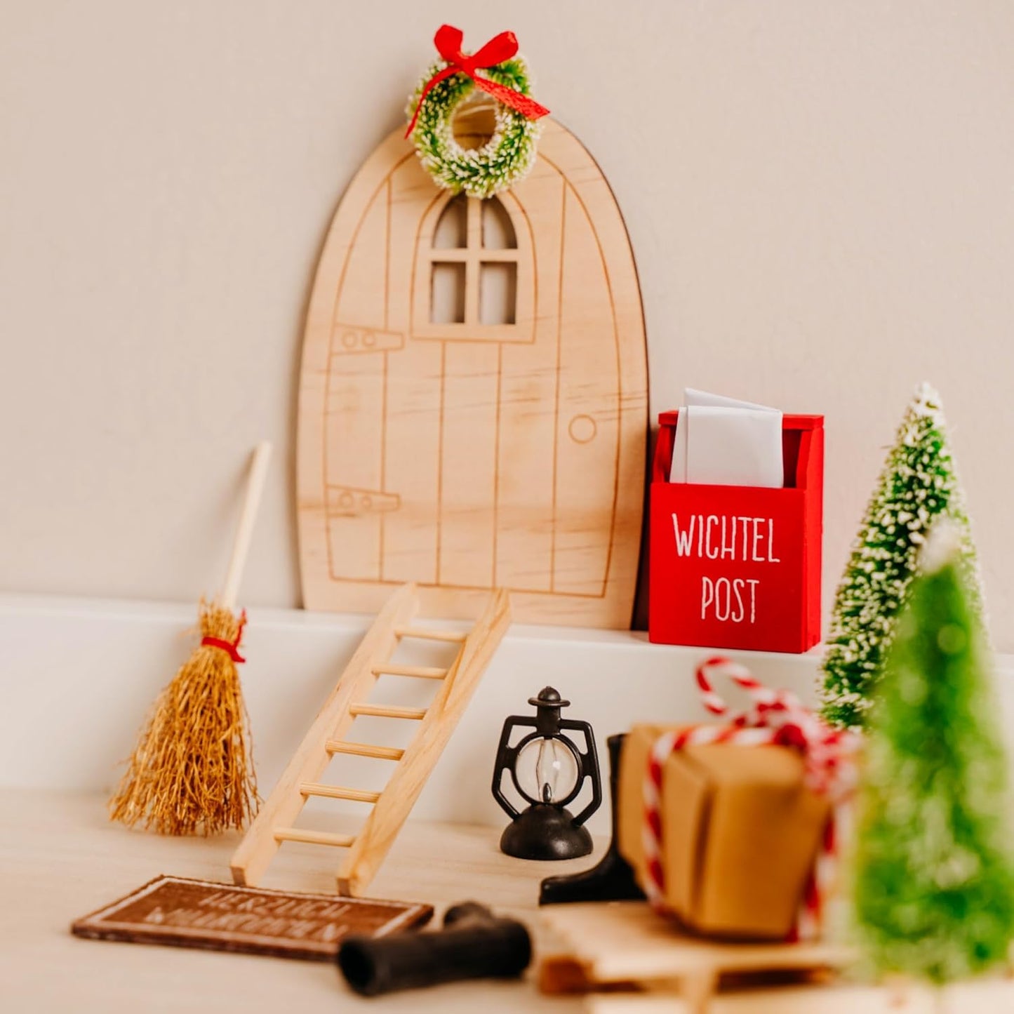 Wichteltür Adventskalender mit Buch & Briefen 2025