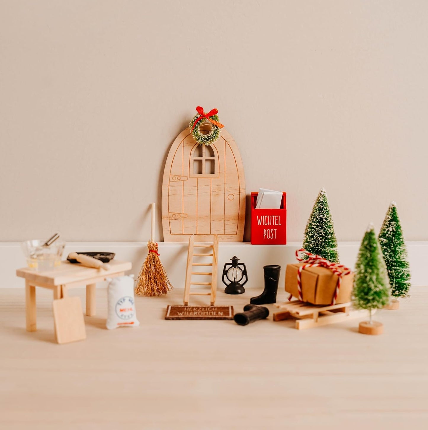 Wichteltür Adventskalender mit Buch & Briefen 2025