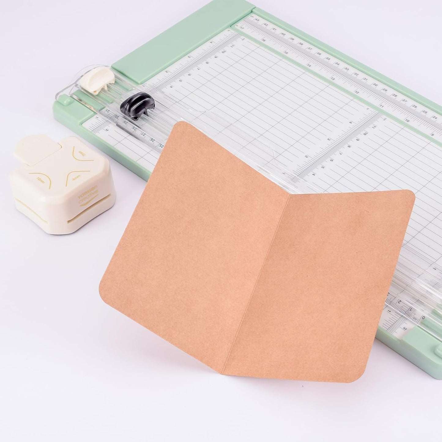 Papierschneider mit Falzbrett und Eckenstanzer
