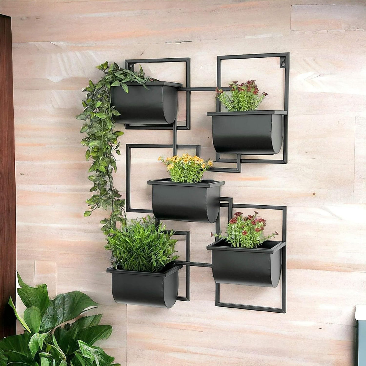 Modernes Pflanzenregal für die Wandmontage