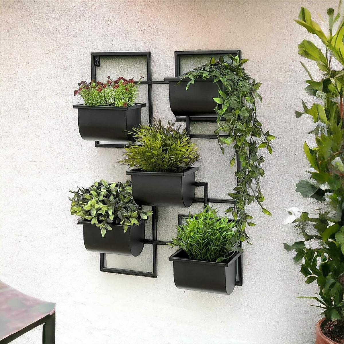 Modernes Pflanzenregal für die Wandmontage